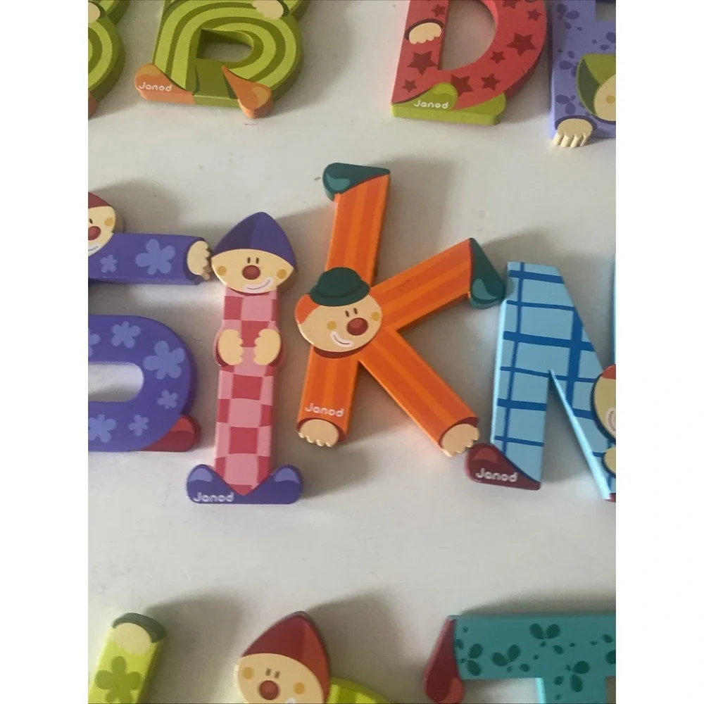 Jonad 21 Letters Wooden Sellout Assorted Alphabet Clown Letters